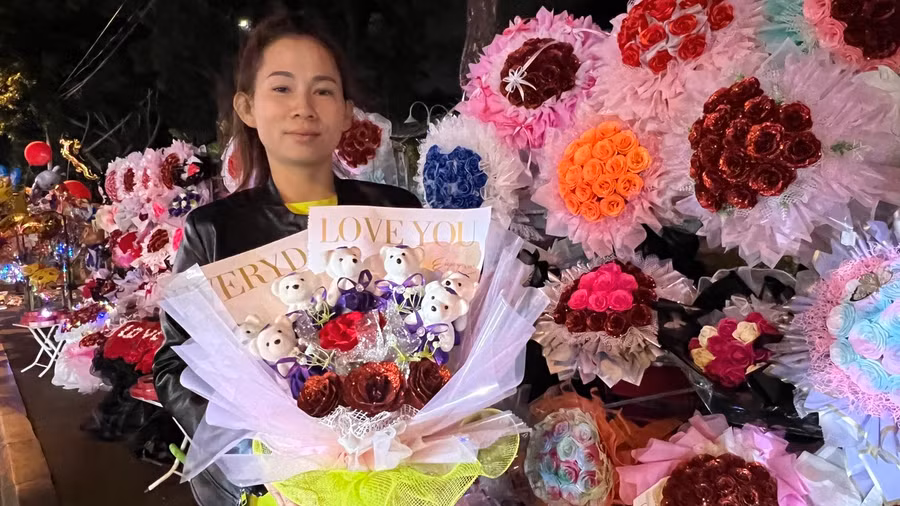 Những gói quà kết với hình gấu bông có giá từ 100-300 ngàn đồng trở lên. Ảnh: Đinh Yến Những gói quà kết với hình gấu bông có giá từ 100-300 ngàn đồng trở lên. Ảnh: Đinh Yến