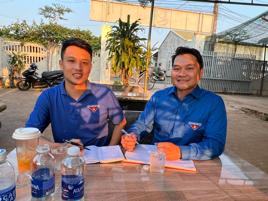 Anh Phạm Ngọc Chung (bìa phải)-Phó Trưởng thôn Út 1 kiêm Phó Bí thư chi đoàn thôn. Ảnh: Đinh Yến Anh Phạm Ngọc Chung (bìa phải)-Phó Trưởng thôn Út 1 kiêm Phó Bí thư chi đoàn thôn. Ảnh: Đinh Yến