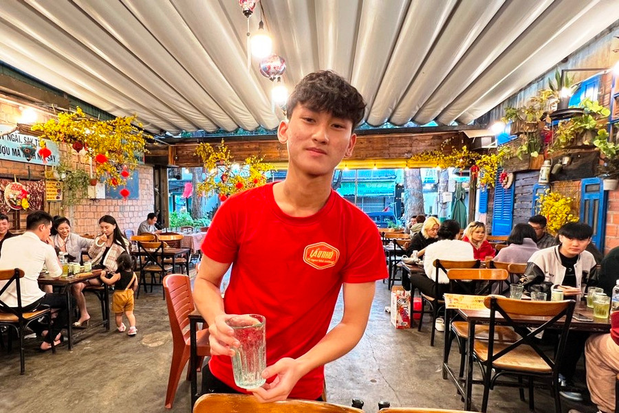 Em Nguyễn Hoàng Nam, tổ 7, phường Yên Thế, sinh viên năm nhất Trường Đại học Công nghiệp TP. Hồ Chí Minh làm thêm dịp Tết tại một quán lẩu trên đường Wừu, TP. Pleiku. Ảnh: Đinh Yến