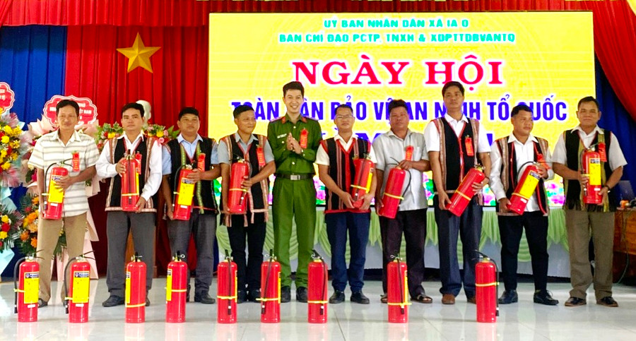 Đoàn thanh niên Công an huyện Ia Grai tặng 18 bình chữa cháy cho 9 làng trên địa bàn xã Ia O. Ảnh: Phương Lộc Đoàn thanh niên Công an huyện Ia Grai tặng 18 bình chữa cháy cho 9 làng trên địa bàn xã Ia O. Ảnh: Phương Lộc