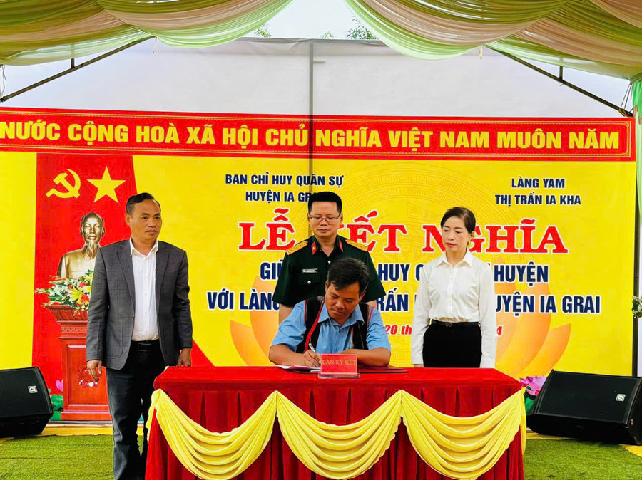 Đại diện Ban Chỉ huy Quân sự huyện Ia Grai và đại diện làng Yam ký kết giao ước kết nghĩa. Ảnh: Minh Thoan