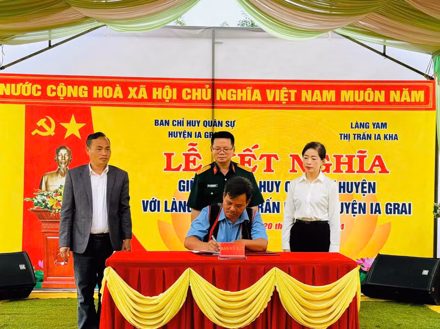 Đại diện Ban Chỉ huy Quân sự huyện Ia Grai và đại diện làng Yam ký kết giao ước kết nghĩa. Ảnh: Minh Thoan