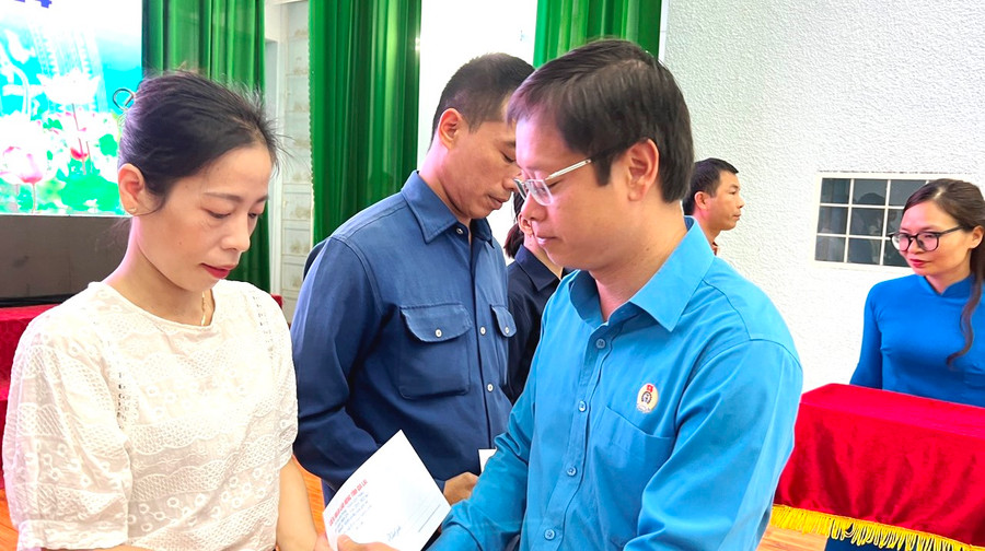 Ông Nguyễn Hoàng Phong-Tỉnh ủy viên, Ủy viên Ban Chấp hành Tổng Liên đoàn Lao động (LĐLĐ) Việt Nam, Chủ tịch LĐLĐ tỉnh tặng quà cho lao động có hoàn cảnh khó khăn. Ảnh: Đinh Yến Ông Nguyễn Hoàng Phong-Tỉnh ủy viên, Ủy viên Ban Chấp hành Tổng Liên đoàn Lao động (LĐLĐ) Việt Nam, Chủ tịch LĐLĐ tỉnh tặng quà cho lao động có hoàn cảnh khó khăn. Ảnh: Đinh Yến