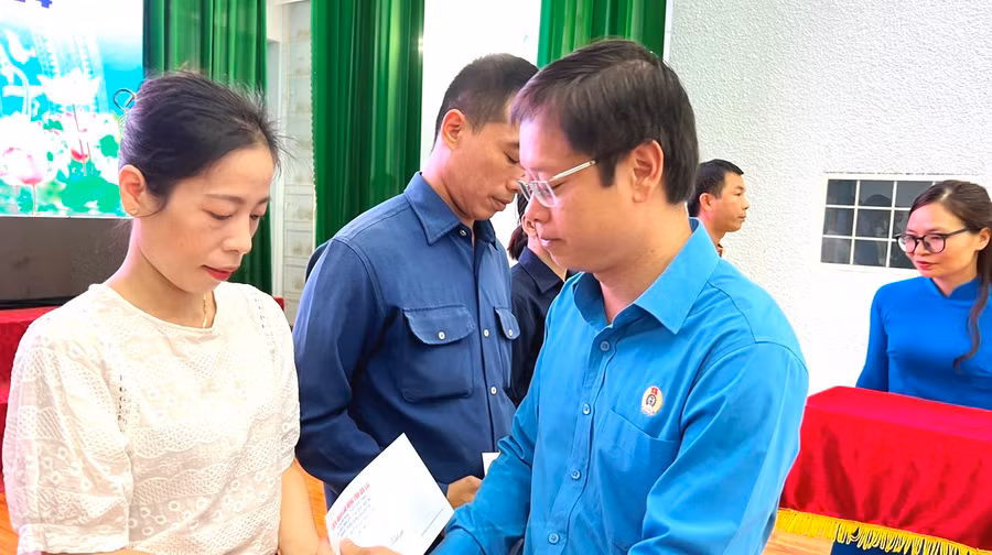 Ông Nguyễn Hoàng Phong-Tỉnh ủy viên, Ủy viên Ban Chấp hành Tổng Liên đoàn Lao động (LĐLĐ) Việt Nam, Chủ tịch LĐLĐ tỉnh tặng quà cho lao động có hoàn cảnh khó khăn. Ảnh: Đinh Yến