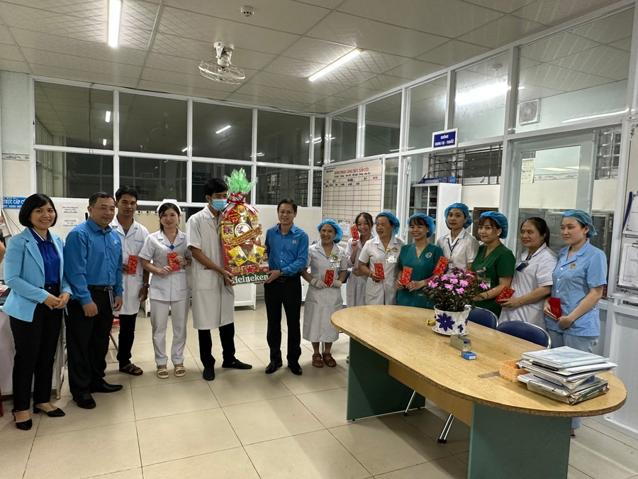 Chủ tịch Liên đoàn Lao động tỉnh Gia Lai Nguyễn Hoàng Phong (thứ 6 từ trái sang) đã đến thăm, tặng quà tập thể y-bác sĩ, điều dưỡng, hộ lý tại Khoa Cấp cứu, Bệnh viện Đa khoa tỉnh. Ảnh: Đinh Yến Chủ tịch Liên đoàn Lao động tỉnh Gia Lai Nguyễn Hoàng Phong (thứ 6 từ trái sang) đã đến thăm, tặng quà tập thể y-bác sĩ, điều dưỡng, hộ lý tại Khoa Cấp cứu, Bệnh viện Đa khoa tỉnh. Ảnh: Đinh Yến