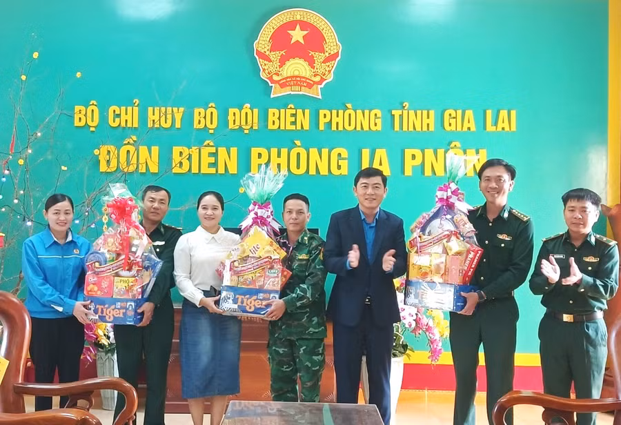 LĐLĐ huyện Đức Cơ và Hội Liên hiệp Phụ nữ huyện thăm, tặng quà Đồn Biên phòng Ia Pnôn. Ảnh: Đình Kỳ