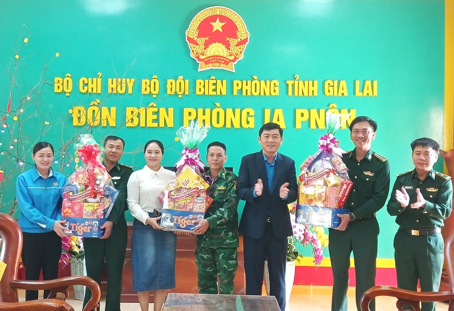 LĐLĐ huyện Đức Cơ và Hội Liên hiệp Phụ nữ huyện thăm, tặng quà Đồn Biên phòng Ia Pnôn. Ảnh: Đình Kỳ LĐLĐ huyện Đức Cơ và Hội Liên hiệp Phụ nữ huyện thăm, tặng quà Đồn Biên phòng Ia Pnôn. Ảnh: Đình Kỳ