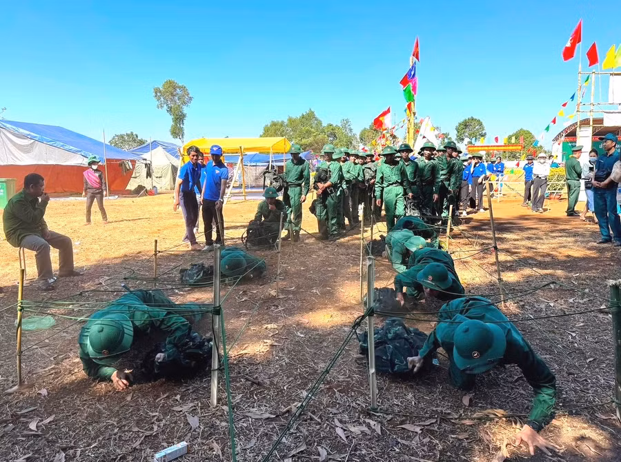 Các tân binh thi thử thách nhập trại. Ảnh: Yến Loan Các tân binh thi thử thách nhập trại. Ảnh: Yến Loan