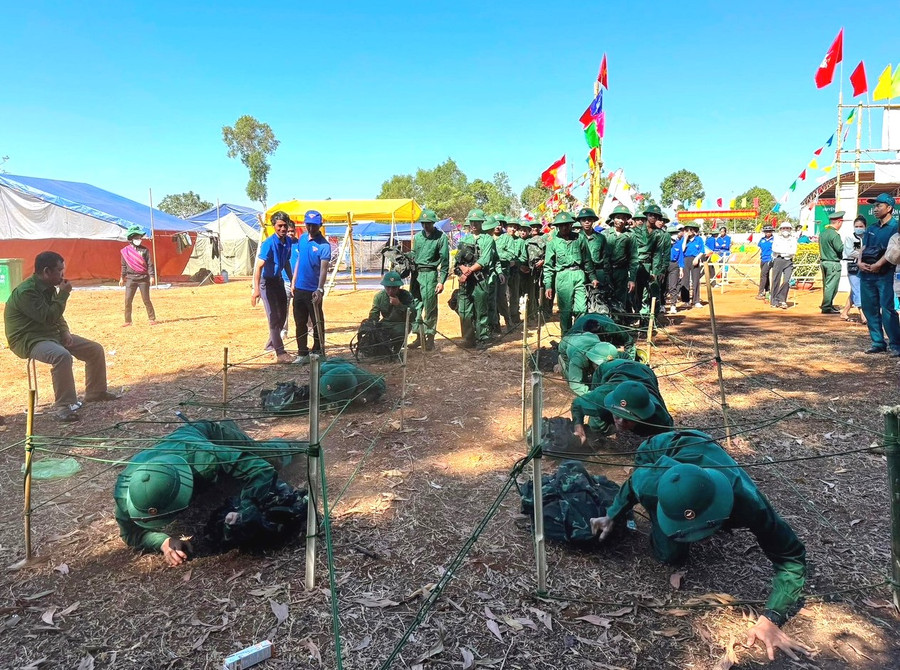 Các tân binh thi thử thách nhập trại. Ảnh: Yến Loan