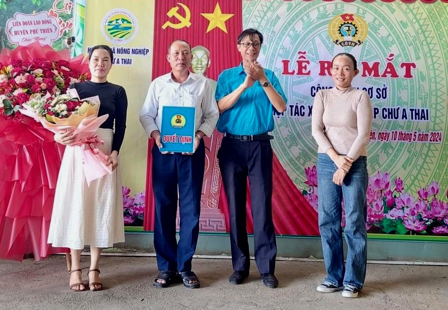 Ông Nguyễn Ngọc Chất (thứ 2 từ phải qua)-Chủ tịch LĐLĐ huyện Phú Thiện chúc mừng Ban Chấp hành Công đoàn lâm thời của HTX Nông nghiệp Chư A Thai. Ảnh: Mỹ Lệ Ông Nguyễn Ngọc Chất (thứ 2 từ phải qua)-Chủ tịch LĐLĐ huyện Phú Thiện chúc mừng Ban Chấp hành Công đoàn lâm thời của HTX Nông nghiệp Chư A Thai. Ảnh: Mỹ Lệ