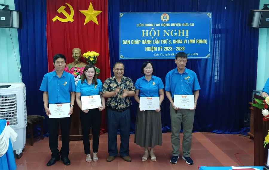 Ông Siu Thil (thứ 3 từ phải qua)-Phó Bí thư Thường trực Huyện ủy Đức Cơ trao Kỷ niệm Chương “Vì sự nghiệp xây dựng tổ chức Công đoàn” của Tổng LĐLĐ Việt Nam cho các cá nhân. Ảnh. Thanh Tịnh Ông Siu Thil (thứ 3 từ phải qua)-Phó Bí thư Thường trực Huyện ủy Đức Cơ trao Kỷ niệm Chương “Vì sự nghiệp xây dựng tổ chức Công đoàn” của Tổng LĐLĐ Việt Nam cho các cá nhân. Ảnh. Thanh Tịnh
