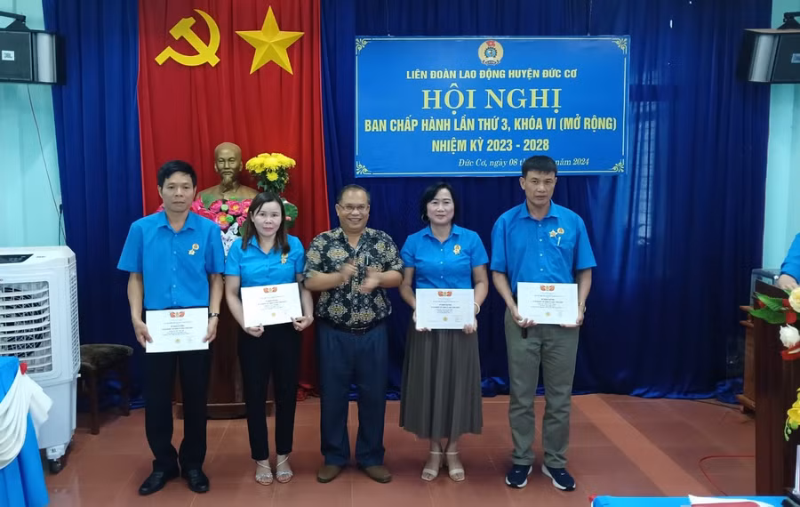 Ông Siu Thil (thứ 3 từ phải qua)-Phó Bí thư Thường trực Huyện ủy Đức Cơ trao Kỷ niệm Chương “Vì sự nghiệp xây dựng tổ chức Công đoàn” của Tổng LĐLĐ Việt Nam cho các cá nhân. Ảnh. Thanh Tịnh