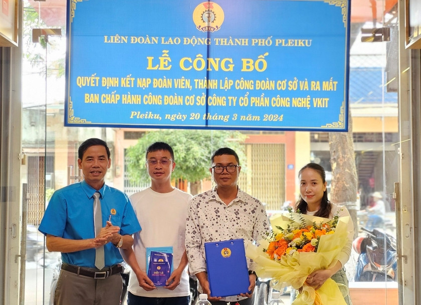 Lãnh đạo LĐLĐ TP. Pleiku trao quyết định thành lập Công đoàn cơ sở Công ty cổ phần Công nghệ Vkit. Ảnh: Bá Bính Lãnh đạo LĐLĐ TP. Pleiku trao quyết định thành lập Công đoàn cơ sở Công ty cổ phần Công nghệ Vkit. Ảnh: Bá Bính