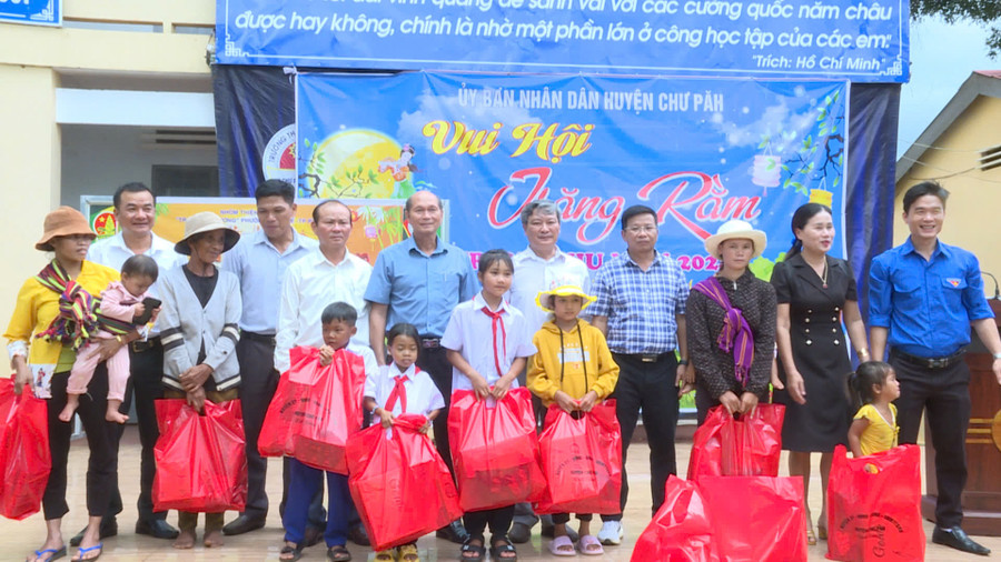 Phó Chủ tịch UBND huyện Chư Păh Nguyễn Ngọc Thanh (thứ 5 từ phải sang) cùng đại diện các ban, ngành, hội đoàn thể huyện, xã Chư Đang Ya tặng quà các em có hoàn cảnh khó khăn nhân dịp Tết Trung thu. Ảnh: Văn Cảnh