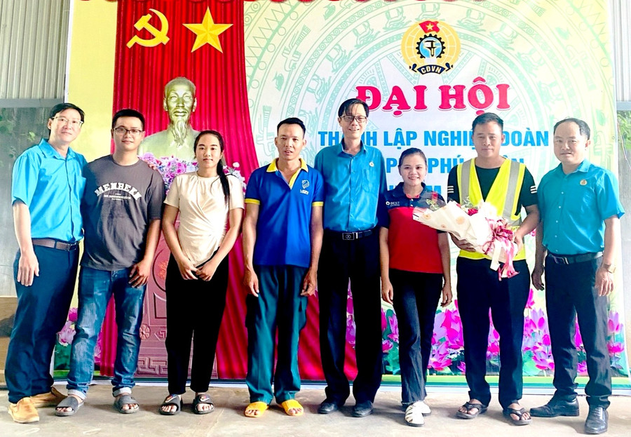Chủ tịch Liên đoàn Lao động huyện Phú Thiện Nguyễn Ngọc Chất (thứ 4 từ phải qua) tặng hoa cho Ban Chấp hành Công đoàn Shipper Phú Thiện. Ảnh: Mỹ Lệ Chủ tịch Liên đoàn Lao động huyện Phú Thiện Nguyễn Ngọc Chất (thứ 4 từ phải qua) tặng hoa cho Ban Chấp hành Công đoàn Shipper Phú Thiện. Ảnh: Mỹ Lệ
