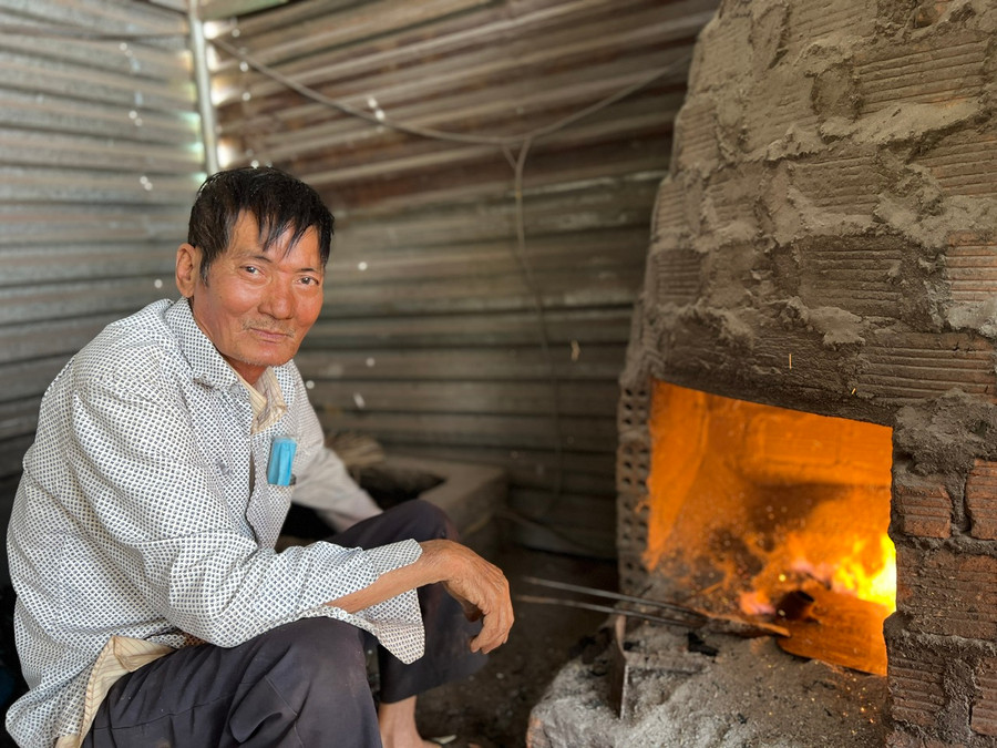 Ông Phạm Văn Hường đã gắn bó với nghề rèn 31 năm qua. Ảnh: Đinh Yến Ông Phạm Văn Hường đã gắn bó với nghề rèn 31 năm qua. Ảnh: Đinh Yến