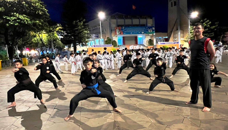 Thầy giáo Huỳnh Ngọc Kha hướng dẫn các võ sinh kỹ thuật ra đòn môn võ cổ truyền Việt Nam. Ảnh: Đinh Yến Thầy giáo Huỳnh Ngọc Kha hướng dẫn các võ sinh kỹ thuật ra đòn môn võ cổ truyền Việt Nam. Ảnh: Đinh Yến