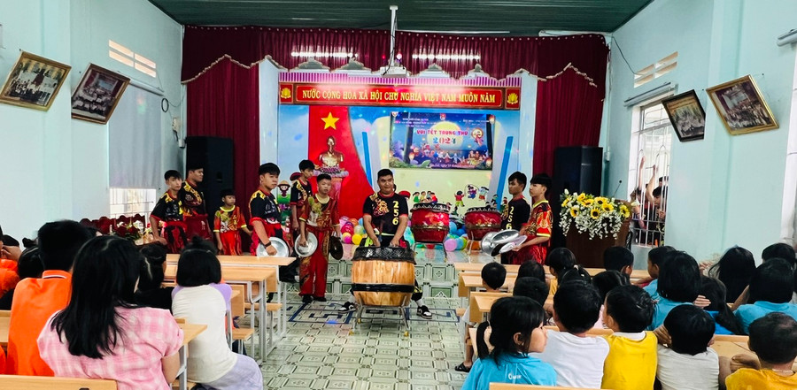 Trẻ em xem múa trống tại Chương trình "vui Tết Trung thu". Ảnh: Đinh Yến Trẻ em xem múa trống tại Chương trình "vui Tết Trung thu". Ảnh: Đinh Yến
