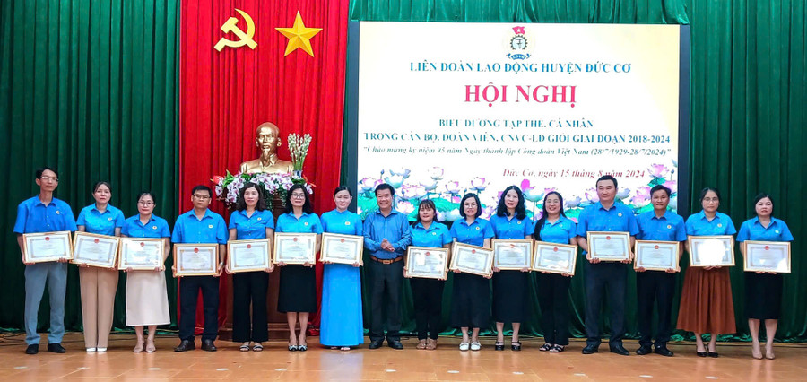 Lãnh đạo UBND huyện Đức Cơ trao giấy khen cho những cán bộ CĐCS có thành tích tốt trong phong trào CNVC-LĐ và hoạt động Công đoàn, giai đoạn 2018-2023. Ảnh: Đinh Yến