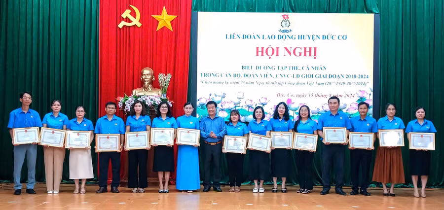 Lãnh đạo UBND huyện Đức Cơ trao giấy khen cho những cán bộ CĐCS có thành tích tốt trong phong trào CNVC-LĐ và hoạt động Công đoàn, giai đoạn 2018-2023. Ảnh: Đinh Yến