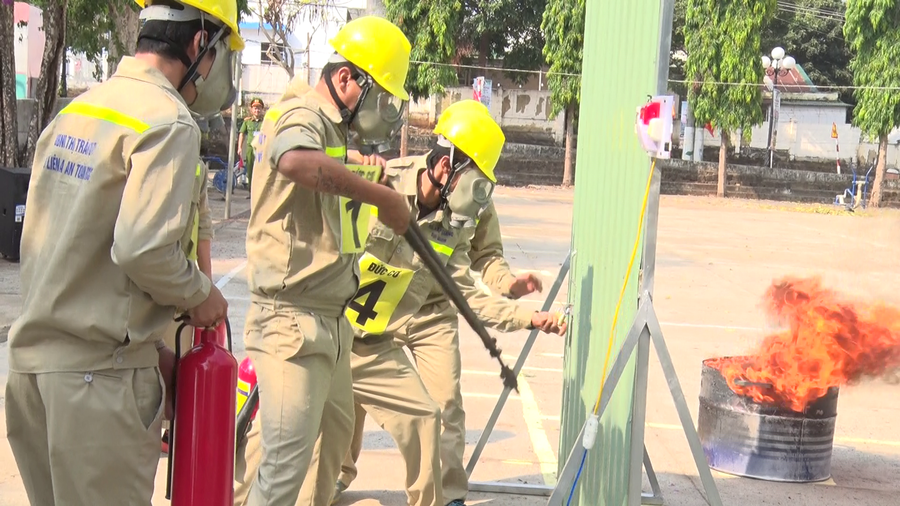 Thành viên Tổ liên gia an toàn phòng cháy, chữa cháy thị trấn Chư Ty thực hiện phần thi phá cửa sắt để tiếp cận đám cháy. Ảnh: Thanh Tịnh Thành viên Tổ liên gia an toàn phòng cháy, chữa cháy thị trấn Chư Ty thực hiện phần thi phá cửa sắt để tiếp cận đám cháy. Ảnh: Thanh Tịnh