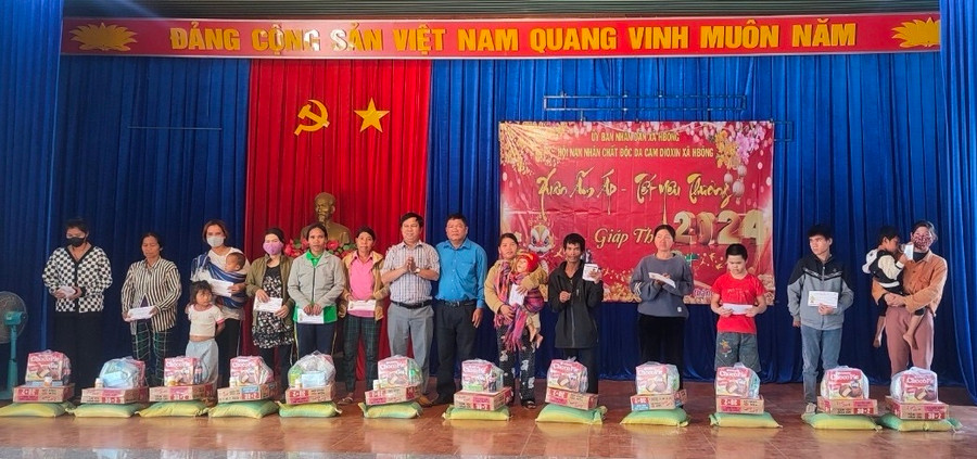 Hội Nạn nhân chất độc da cam/dioxin huyện Chư Sê và các xã, thị trấn vận động tặng quà cho các đối tượng. Ảnh: Xuân Thủy Hội Nạn nhân chất độc da cam/dioxin huyện Chư Sê và các xã, thị trấn vận động tặng quà cho các đối tượng. Ảnh: Xuân Thủy