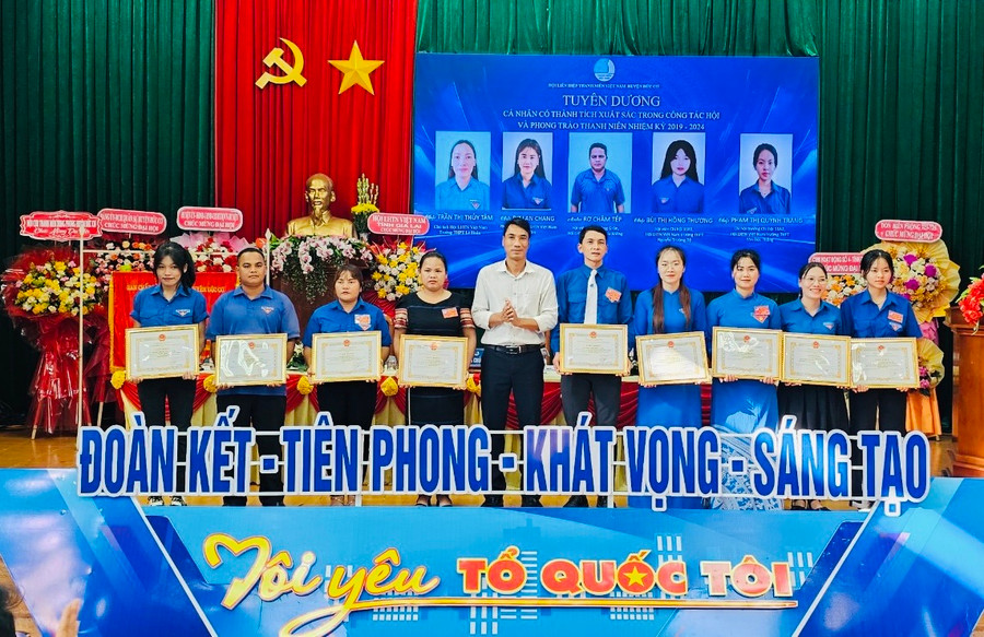 Trao giấy khen của Chủ tịch UBND huyện cho các tập thể, cá nhân có thành tích tốt trong công tác Hội và phong trào thanh niên nhiệm kỳ 2019-2024. Ảnh: Như Quỳnh Trao giấy khen của Chủ tịch UBND huyện cho các tập thể, cá nhân có thành tích tốt trong công tác Hội và phong trào thanh niên nhiệm kỳ 2019-2024. Ảnh: Như Quỳnh