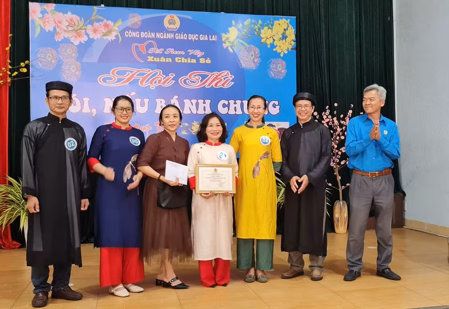 Công đoàn cơ sở Trường THPT Chuyên Hùng Vương xuất sắc đạt giải nhất Hội thi. Ảnh: H.V