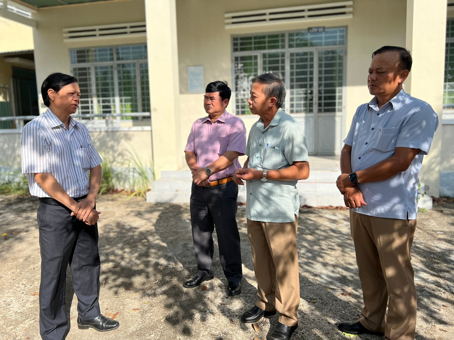 Ủy viên Ban Thường vụ Tỉnh ủy, Trưởng ban Tuyên giáo Tỉnh ủy, Trưởng ban Văn hóa-Xã hội HĐND tỉnh Huỳnh Thế Mạnh (thứ 2 từ phải qua) kiểm tra tình hình thực tế tại Trung tâm Giáo dục nghề nghiệp-Giáo dục thường xuyên huyện Phú Thiện. Ảnh: Đinh Yến