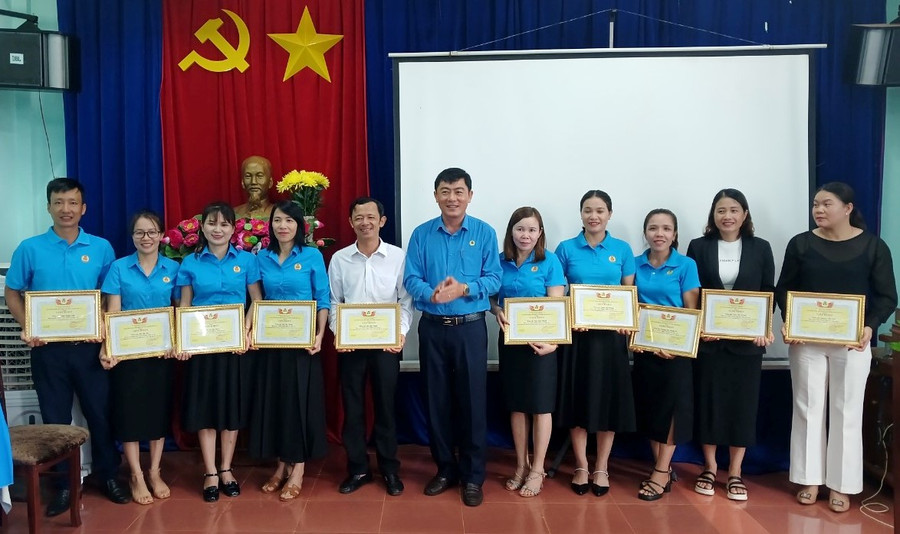 LĐLĐ huyện tặng giấy khen cho tập thể, cá nhân có thành tích xuất sắc trong công tác Công đoàn năm học 2023-2024. Ảnh: Thanh Tịnh LĐLĐ huyện tặng giấy khen cho tập thể, cá nhân có thành tích xuất sắc trong công tác Công đoàn năm học 2023-2024. Ảnh: Thanh Tịnh