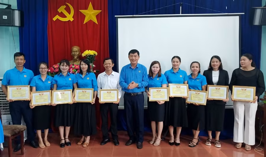 LĐLĐ huyện tặng giấy khen cho tập thể, cá nhân có thành tích xuất sắc trong công tác Công đoàn năm học 2023-2024. Ảnh: Thanh Tịnh