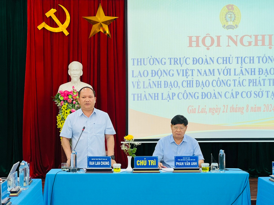 Phó Bí thư Tỉnh ủy Rah Lan Chung chỉ đạo thảo luận tại buổi làm việc. Ảnh: Đinh Yến