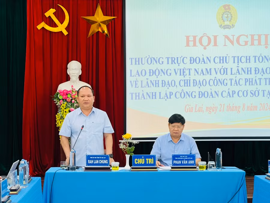 Phó Bí thư Tỉnh ủy Rah Lan Chung chỉ đạo thảo luận tại buổi làm việc. Ảnh: Đinh Yến