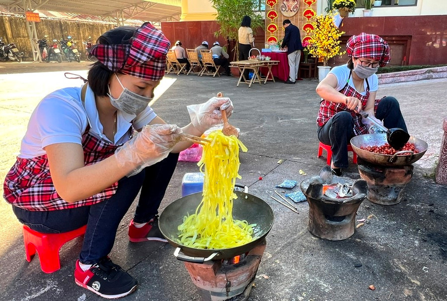 Các thí sinh trổ tài khéo tay làm mứt và bánh thuẫn truyền thống tại hội thi. Ảnh: Đinh Yến Các thí sinh trổ tài khéo tay làm mứt và bánh thuẫn truyền thống tại hội thi. Ảnh: Đinh Yến