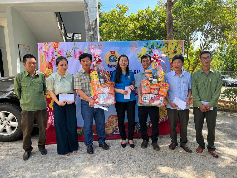 Phó Chủ tịch LĐLĐ tỉnh Gia Lai Nguyễn Thị Thanh Thủy (thứ 4 từ trái sang) thay mặt LĐLĐ tỉnh tặng quà cho 2 Ban Quản lý rừng phòng hộ Ia Meur và Ia Puch (huyện Chư Prông). Ảnh: Đinh Yến Phó Chủ tịch LĐLĐ tỉnh Gia Lai Nguyễn Thị Thanh Thủy (thứ 4 từ trái sang) thay mặt LĐLĐ tỉnh tặng quà cho 2 Ban Quản lý rừng phòng hộ Ia Meur và Ia Puch (huyện Chư Prông). Ảnh: Đinh Yến