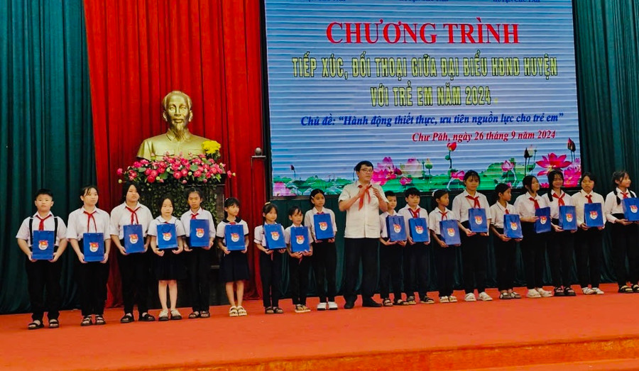 HĐND huyện Chư Păh khen thưởng và tặng quà cho các em học sinh tham gia chương trình. Ảnh: Quỳnh Nga HĐND huyện Chư Păh khen thưởng và tặng quà cho các em học sinh tham gia chương trình. Ảnh: Quỳnh Nga