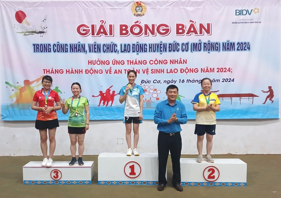 Ban tổ chức trao giải cho các vận động viên đạt thành tích cao tại Giải. Ảnh: Thanh Tịnh