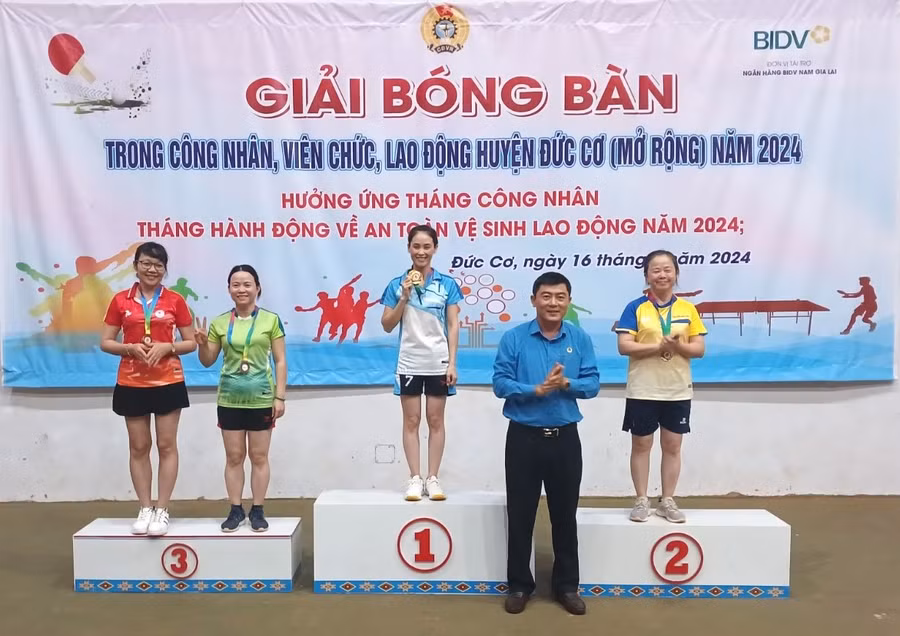 Ban tổ chức trao giải cho các vận động viên đạt thành tích cao tại Giải. Ảnh: Thanh Tịnh