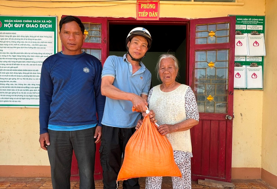 Xã Ia Băng, huyện Đak Đoa cấp phát gạo cứu đói của Chính phủ hỗ trợ cho hộ nghèo trong dịp Tết Nguyên đán Giáp Thìn 2024. Ảnh: Đinh Yến Xã Ia Băng, huyện Đak Đoa cấp phát gạo cứu đói của Chính phủ hỗ trợ cho hộ nghèo trong dịp Tết Nguyên đán Giáp Thìn 2024. Ảnh: Đinh Yến