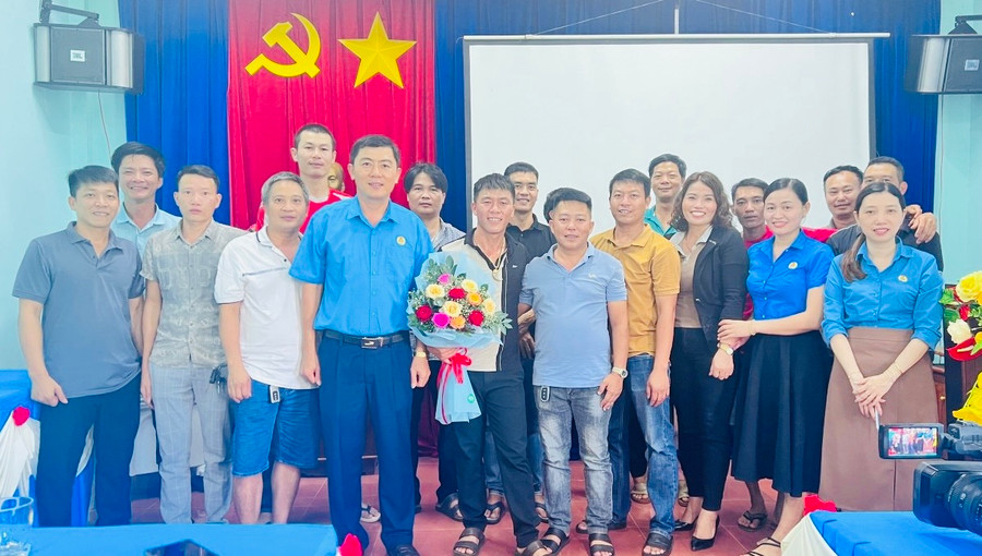 Ông Hồ Đình Kỳ (thứ 4 từ trái sang)-Chủ tịch LĐLĐ huyện Đức Cơ tặng hoa chúc mừng Ban Chấp hành Nghiệp đoàn cơ sở Taxi gia đình huyện, nhiệm kỳ 2024-2028. Ảnh: Mỹ Duyên