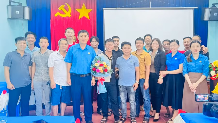 Ông Hồ Đình Kỳ (thứ 4 từ trái sang)-Chủ tịch LĐLĐ huyện Đức Cơ tặng hoa chúc mừng Ban Chấp hành Nghiệp đoàn cơ sở Taxi gia đình huyện, nhiệm kỳ 2024-2028. Ảnh: Mỹ Duyên