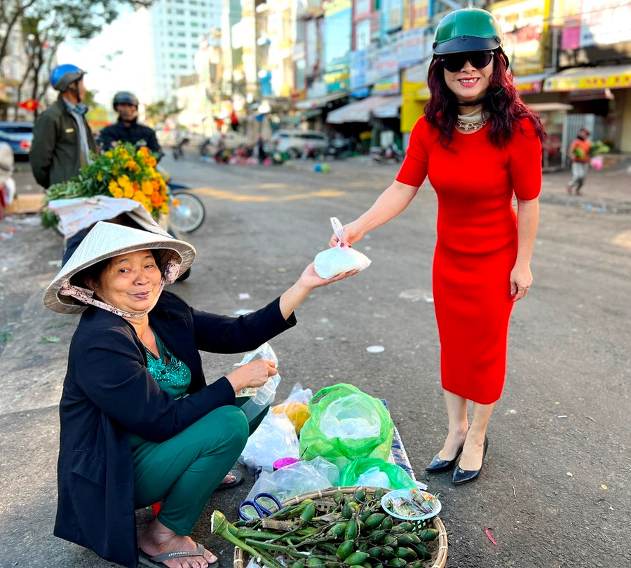 Chị Trương Thị Tuyết Nhung (bìa phải, ở 42A Hoàng Văn Thụ-TP. Pleiku) đi chợ đầu năm thường chọn mua muối là món hàng đầu tiên để cầu may. Ảnh: Đinh Yến