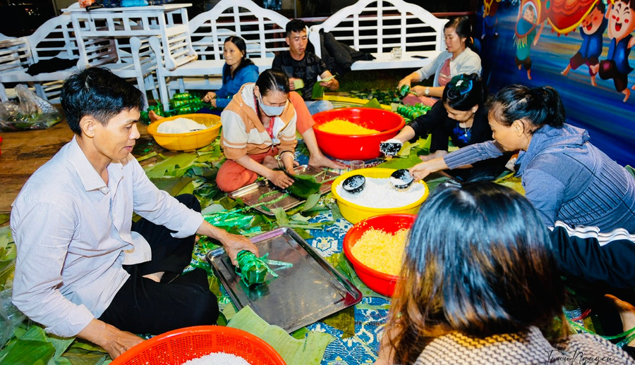 Nhiều tấm lòng hảo tâm trên địa bàn huyện Đak Đoa đã góp nguyên liệu làm bánh chưng ủng hộ bà con miền Bắc. Ảnh: Tuấn Nguyễn Nhiều tấm lòng hảo tâm trên địa bàn huyện Đak Đoa đã góp nguyên liệu làm bánh chưng ủng hộ bà con miền Bắc. Ảnh: Tuấn Nguyễn