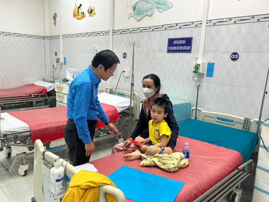 Chủ tịch Liên Đoàn Lao động tỉnh Nguyễn Hoàng Phong thăm, tặng quà cho bệnh nhân đang điều trị tại Bệnh viện Nhi Gia Lai. Ảnh: Đinh Yến Chủ tịch Liên Đoàn Lao động tỉnh Nguyễn Hoàng Phong thăm, tặng quà cho bệnh nhân đang điều trị tại Bệnh viện Nhi Gia Lai. Ảnh: Đinh Yến