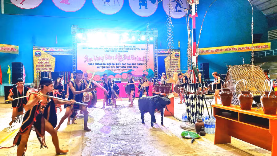 Dàn dựng lễ hội đâm trâu tại Ngày hội Văn hóa các dân tộc thiểu số. Ảnh: Thắm Trịnh