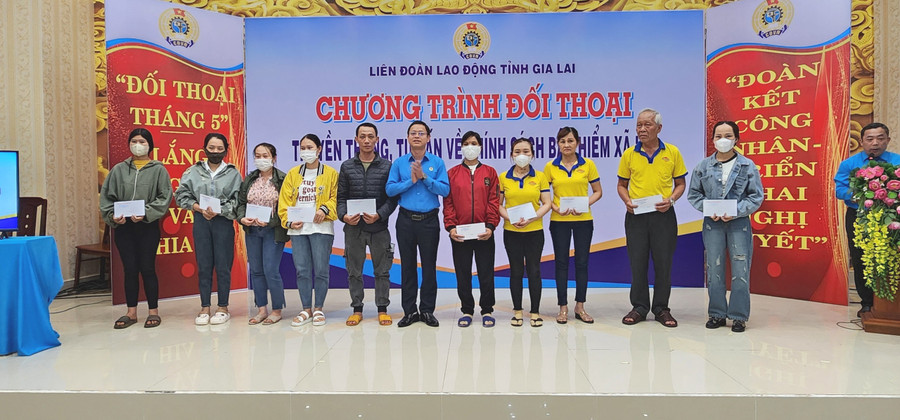 LĐLĐ tỉnh tặng 20 suất quà cho 20 đoàn viên, người lao động bị tai nạn lao động, bệnh hiểm nghèo có hoàn cảnh khó khăn đang sinh hoạt tại các Công đoàn cơ sở thuộc Công đoàn Khu kinh tế tỉnh Gia Lai. Ảnh: Đinh Yến LĐLĐ tỉnh tặng 20 suất quà cho 20 đoàn viên, người lao động bị tai nạn lao động, bệnh hiểm nghèo có hoàn cảnh khó khăn đang sinh hoạt tại các Công đoàn cơ sở thuộc Công đoàn Khu kinh tế tỉnh Gia Lai. Ảnh: Đinh Yến