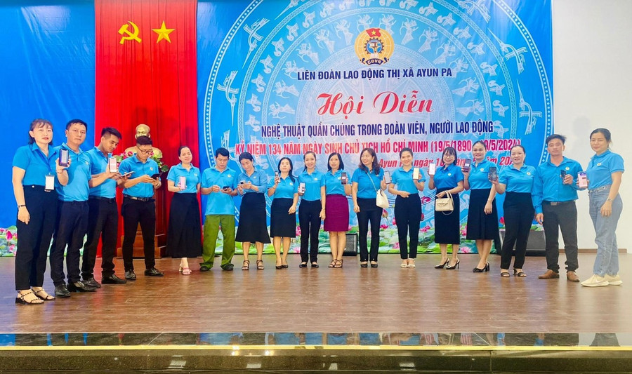 LĐLĐ thị xã Ayun Pa phát động tham gia Cuộc thi trực tuyến "Tìm hiểu Nghị quyết Đại hội XI Công đoàn tỉnh Gia Lai" trong đoàn viên, người lao động. Ảnh: Mỹ Lệ LĐLĐ thị xã Ayun Pa phát động tham gia Cuộc thi trực tuyến "Tìm hiểu Nghị quyết Đại hội XI Công đoàn tỉnh Gia Lai" trong đoàn viên, người lao động. Ảnh: Mỹ Lệ