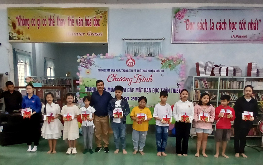Các em thiếu nhi được tham gia những trò chơi vui nhộn, hấp dẫn và nhận quà từ Ban Tổ chức Chương trình. Ảnh: Thanh Tịnh Các em thiếu nhi được tham gia những trò chơi vui nhộn, hấp dẫn và nhận quà từ Ban Tổ chức Chương trình. Ảnh: Thanh Tịnh