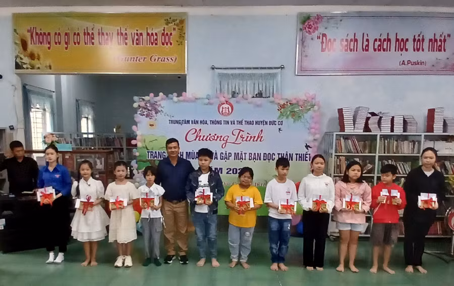 Các em thiếu nhi được tham gia những trò chơi vui nhộn, hấp dẫn và nhận quà từ Ban Tổ chức Chương trình. Ảnh: Thanh Tịnh