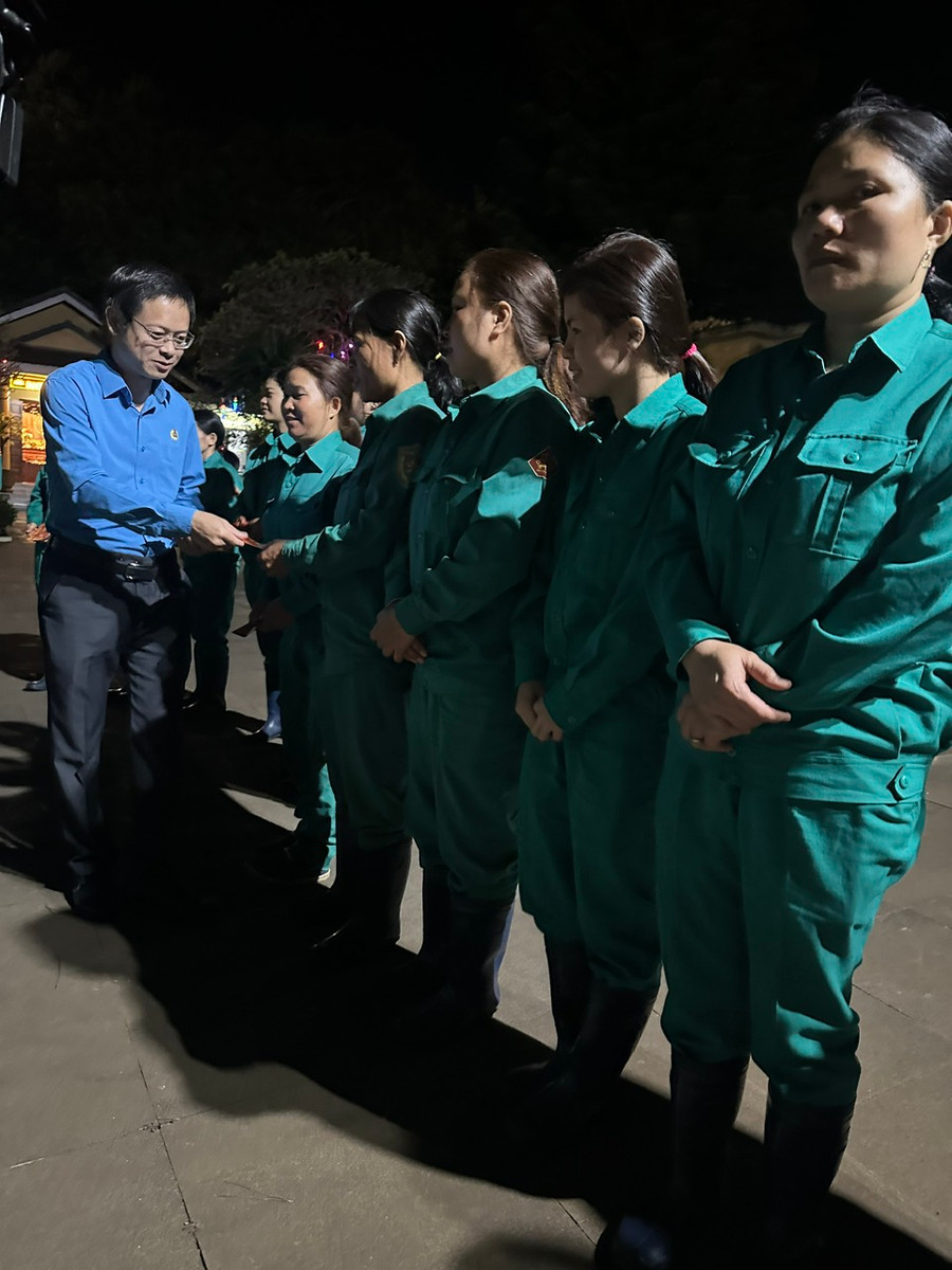 Chủ tịch Liên Đoàn Lao động tỉnh Nguyễn Hoàng Phong tặng quà cho đoàn viên, người lao động làm nhiệm vụ dọn dẹp vệ sinh khu vực Quảng Trường Đại Đoàn Kết, TP. Pleiku. Ảnh: Đinh Yến Chủ tịch Liên Đoàn Lao động tỉnh Nguyễn Hoàng Phong tặng quà cho đoàn viên, người lao động làm nhiệm vụ dọn dẹp vệ sinh khu vực Quảng Trường Đại Đoàn Kết, TP. Pleiku. Ảnh: Đinh Yến